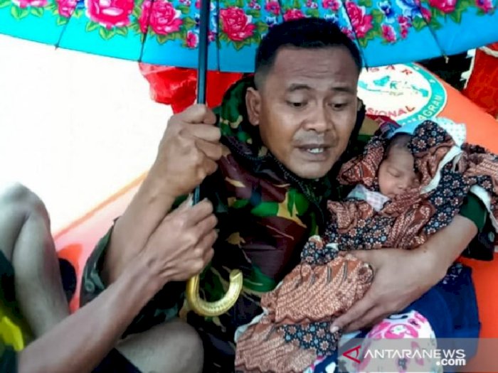 Salut, Prajurit TNI Selamatkan 'Bayi Merah' yang Terjebak Banjir di Aceh Timur