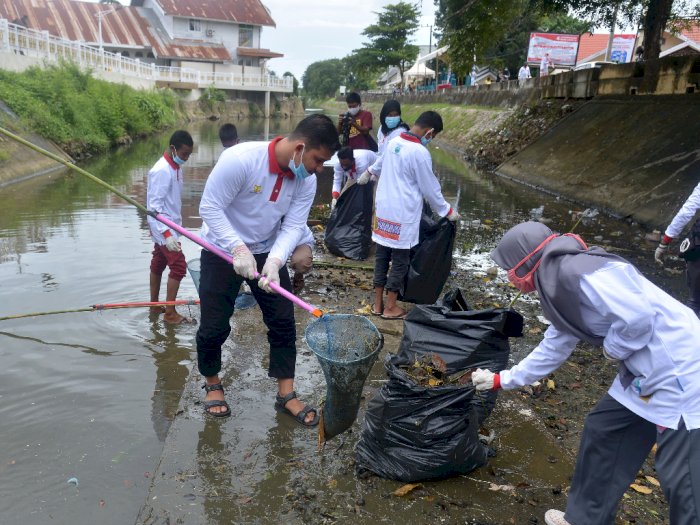 FOTO: Gerakan Bersih Sungai Antisipasi Banjir di Sungai Krueng Daroy