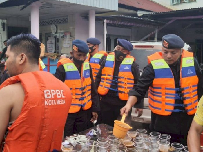 Bantu Warga Terdampak Banjir, Polda Sumut Dirikan Dapur Lapangan di Medan