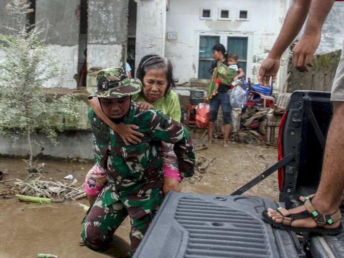 FOTO: Momen Evakuasi Korban Banjir di Medan