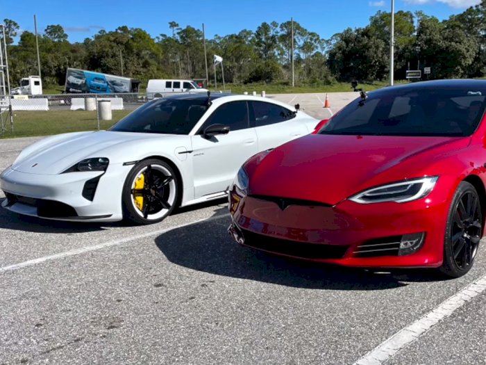 Melihat Pertandingan Drag Race Mobil Listrik Porsche Taycan Turbo S dan Tesla Model S