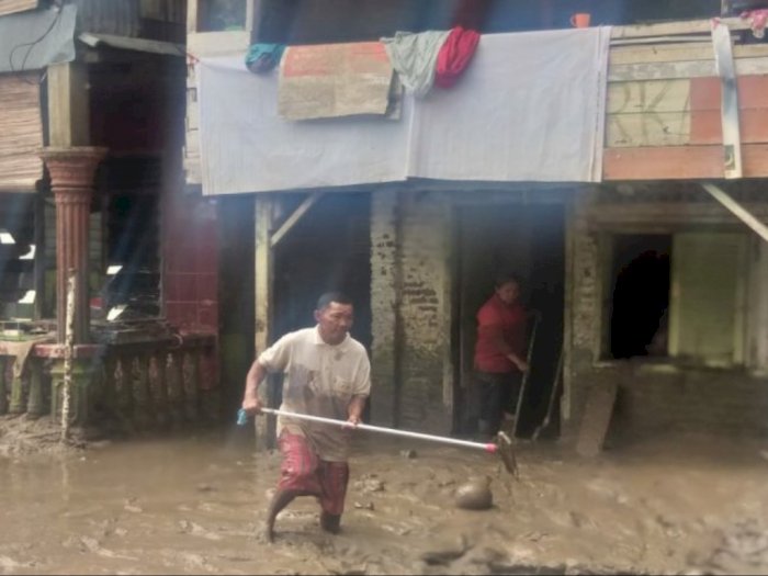 Cerita Warga Kampung Aur Medan Bersihkan Sisa Banjir: Kami Lelah, Lumpur Tebal, dan Berbau