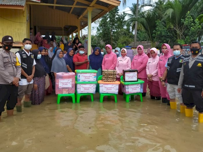 Beri Bantuan Sembako Untuk Korban, Ibu Bhayangkari Polres Lhokseumawe Tembus Lokasi Banjir