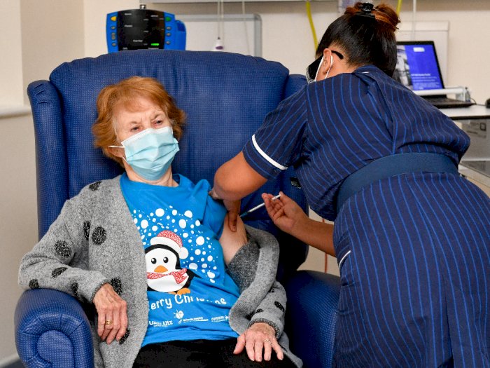 Nenek Berusia 91 Tahun Ini Jadi Orang Pertama Menerima Vaksin Pfizer Covid-19 di Inggris