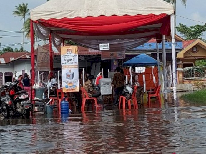 Waduh, Ada TPS di Tanjung Balai yang Terendam Banjir, Warga Tetap Datang untuk Memilih