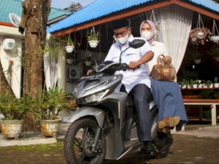 Nyoblos ke TPS, Calon Bupati Sergai Darma Wijaya dan Istri Boncengan Naik Motor