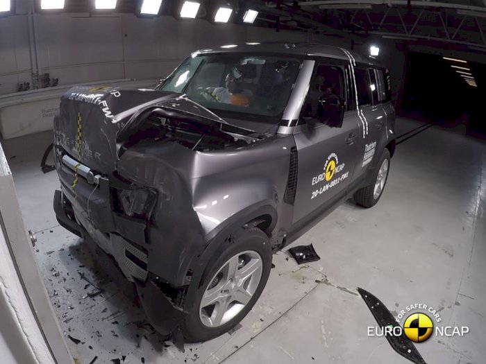 Melihat Mobil Land Rover Defender Tetap Selamat dari Uji Coba Tabrakan