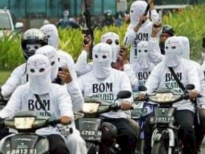 Viral Pasukan 'Bom Syahid FPI' Bawa Senjata, Pakai Penutup Kepala dengan Lubang di Mata