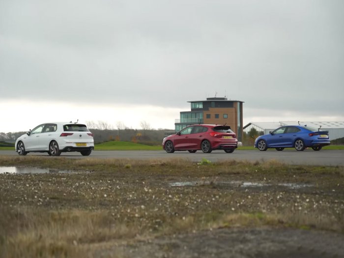 Pertandingan Drag Race Antara Ford Focus ST, VW Golf GTI, dan Skoda Octavia RS!