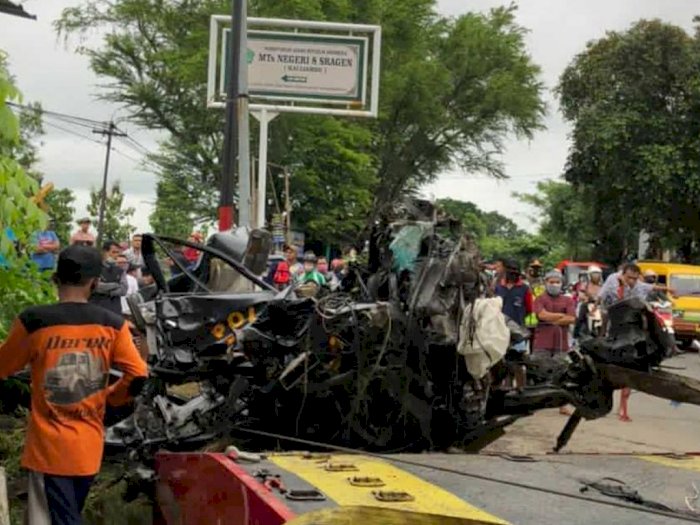 Kereta Api Tabrak Mobil Patroli Polisi Hingga Terseret 200 Meter di Sragen