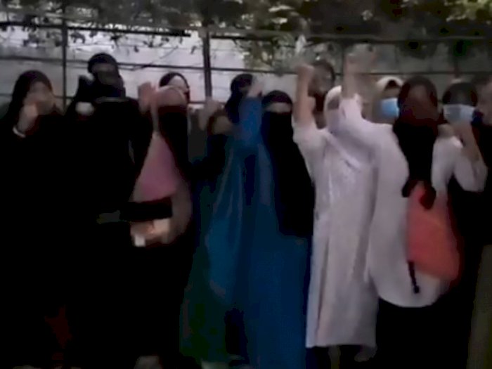 Kini Giliran Emak-emak Siap Ditahan Gantikan Habib Rizieq Usai Massa Berpeci Serbu Polres