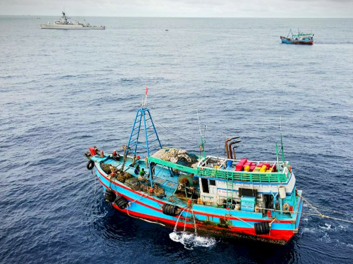 Lakukan Illegal Fishing, KRI Bung Tomo Tangkap Kapal Ikan Berbendera Vietnam di Natuna