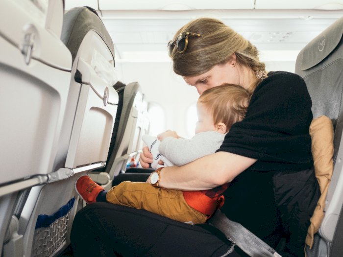 Tips Anti Ribet Buat Orangtua yang Bawa Anak Naik Pesawat