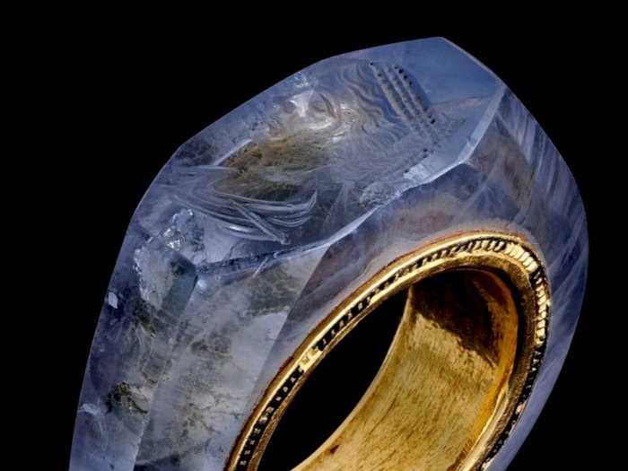 Cincin Safir 2000 Tahun dengan Ukiran Wajah Wanita di Dalamnya  