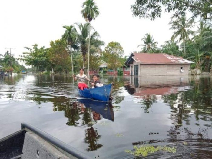 FOTO: Desa Air Hitam Labura yang Sudah Terendam Banjir Selama Sebulan