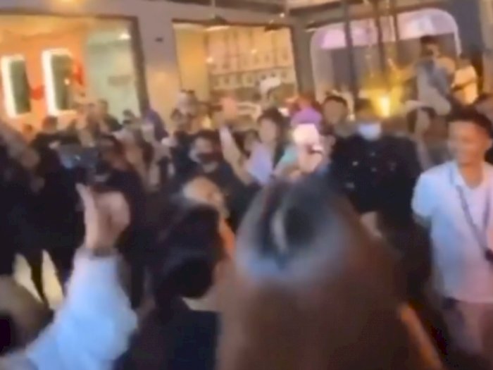 Unggah Video Aksi Kerumunan di Surabaya, dr Tirta: Kalau di Jakarta Sudah Ditutup Nih