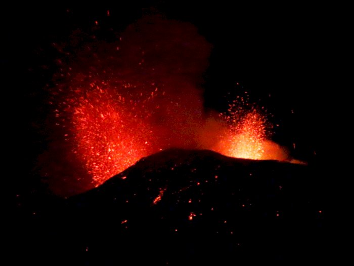FOTO: Gunung Etna di Italia Menembakkan Lava 