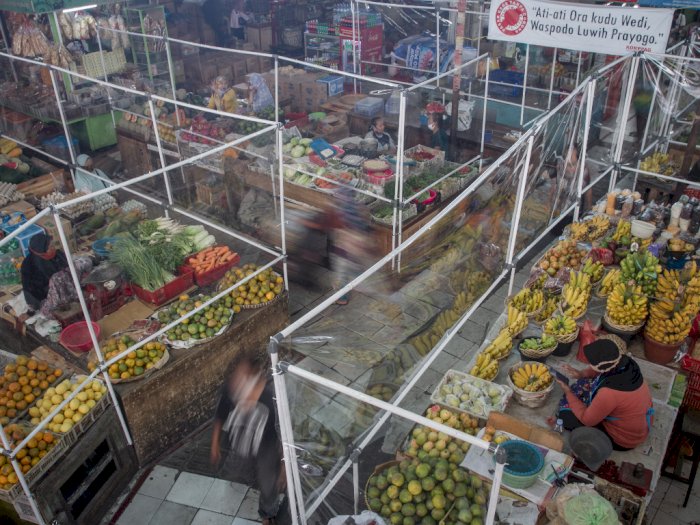 FOTO: Pemasangan Sekat Plastik di Pasar Gede