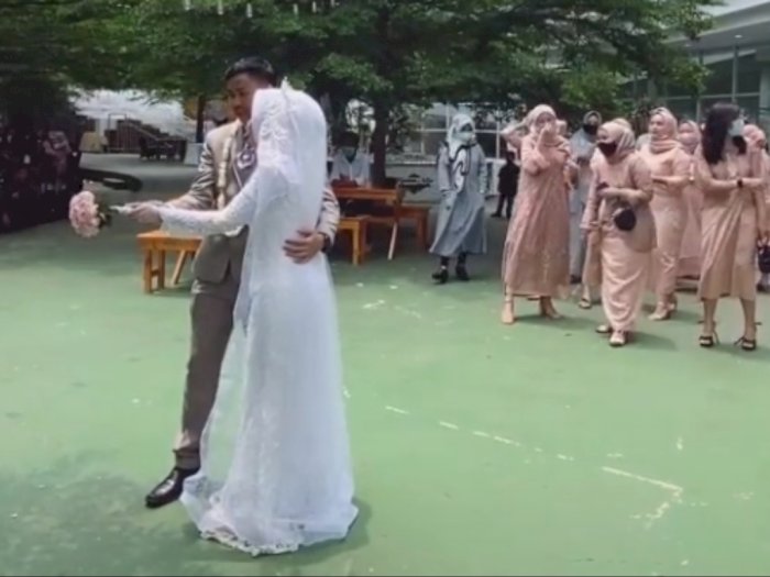 Viral Pasangan Pengantin Lempar Bunga ke Bridesmaid, Netizen Salfok ke Dua Cewek Santuy