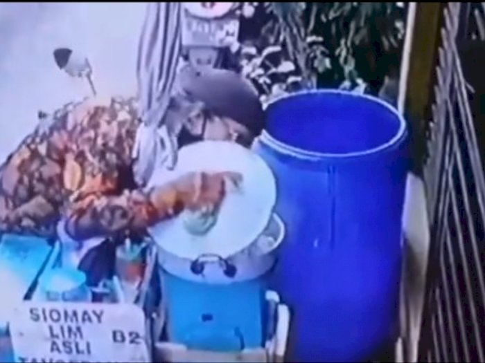 Viral, Penjual Siomay Terekam Kamera CCTV Ludahi Dagangannya Sendiri