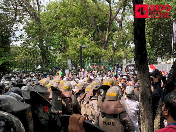 Foto: Demo 1812 di Jalan Medan Merdeka Selatan Dibubarkan Paksa Polisi