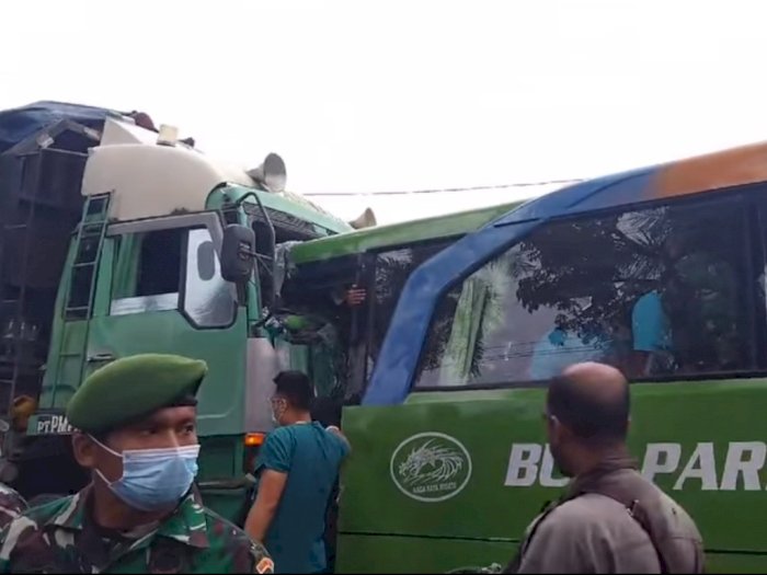 Rem Blong, Bus Pariwisata Rombongan Kondangan 'Laga Banteng' dengan Truk di Simalungun