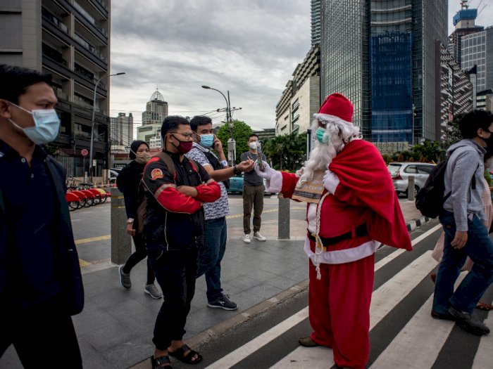 FOTO: Santa Claus Berbagi Kopi Gratis