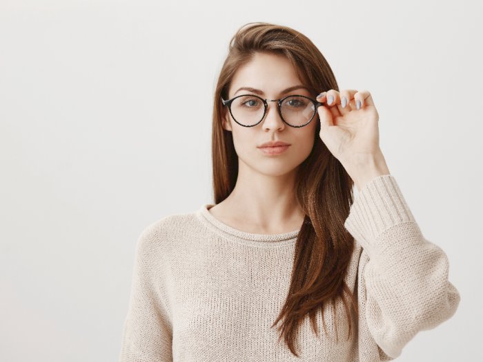 Pakai Kacamata Bikin Riasan Mata Tak Terlihat? Coba Ikuti 4 Tips Ini Yuk!