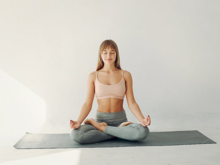 3 Pose Yoga Ini Membantu Kamu Mendapatkan Tidur yang Nyenyak