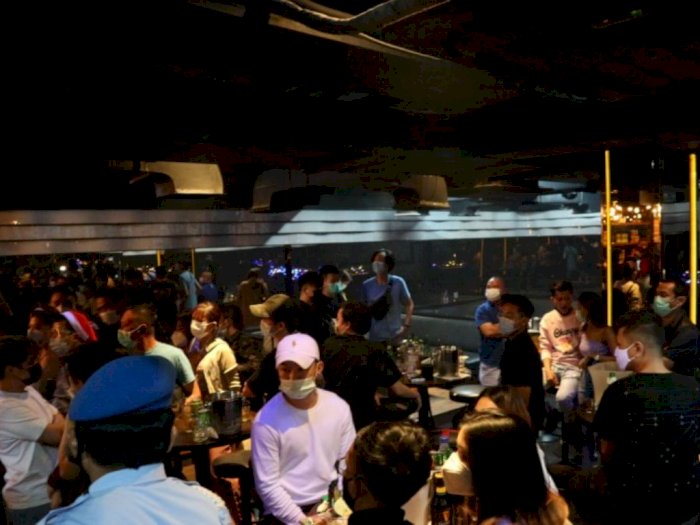 Polisi Segel Bar di Jakut karena Buka Sampai Jam 1 Pagi danTemukan Pemakai Benzo
