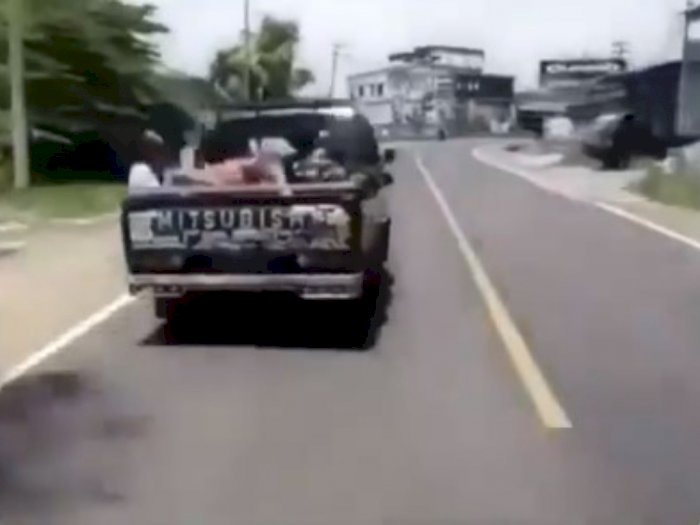 Duh! Pemotor Ini Malah Nyungsep saat Sibuk Ngerekam Mobil yang Ugal-ugalan di Jalan Raya