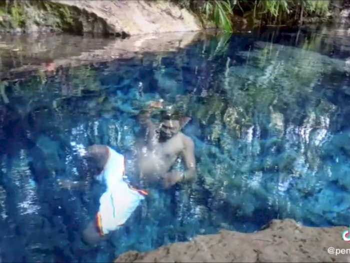 Video Pria yang Berenang di Kali Kaca, Netizen Dibikin Takjub Dengan Airnya yang Bening