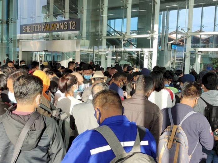 Suasana Terkini Bandara Soekarno Hatta, Antrean Mengular & Berkerumun Tak Sesuai Prokes