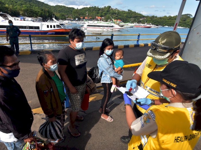 FOTO: Pemeriksaan Surat Rapid Test Antigen di Bali