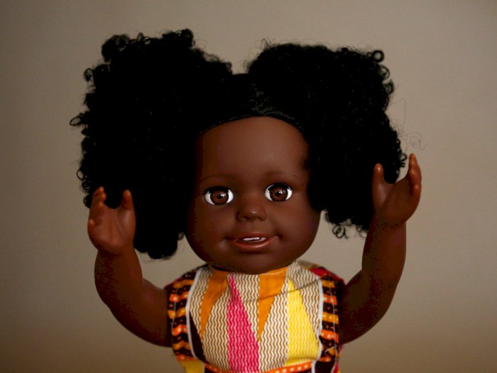 Inspiratif, Perusahaan Pantai Gading Ini Bikin Boneka Kulit Hitam untuk Anak-Anak Afrika