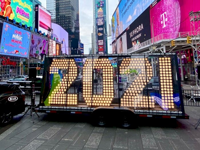 Sambut Tahun Baru, Times Square New York Hadirkan Ornamen Angka 2021 Setinggi 7 Kaki