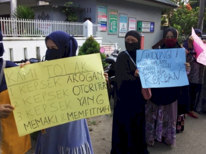 Oknum Kepsek Diduga Gay, Orang Tua Murid Unjuk Rasa di Depan SD Negeri di Medan