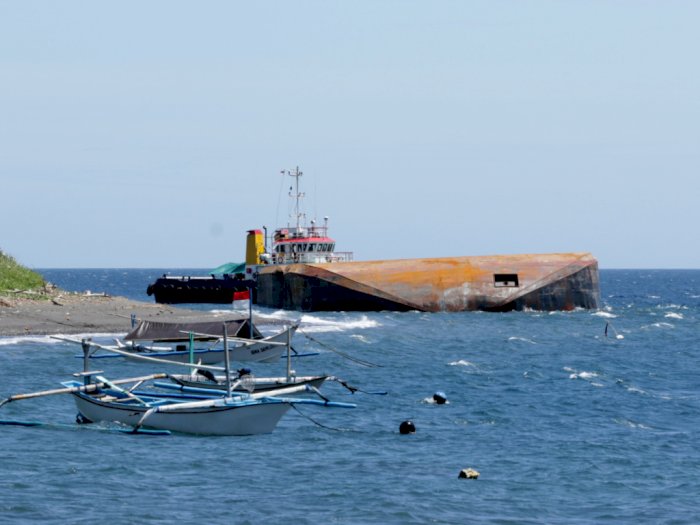 FOTO: Kapal Tongkang Terbalik di Selat Bali