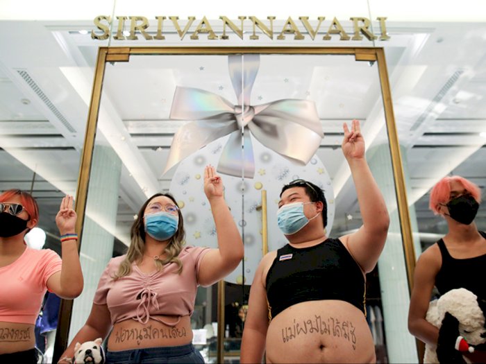 Gelar Aksi Protes, Para Aktivis Pakai Baju Crop Top Sebagai Langkah Sindir Raja Thailand
