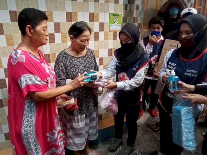 Hari Relawan Nasional, PMI Medan Bagi Alat Prokes kepada Warga Kampung Sejahtera