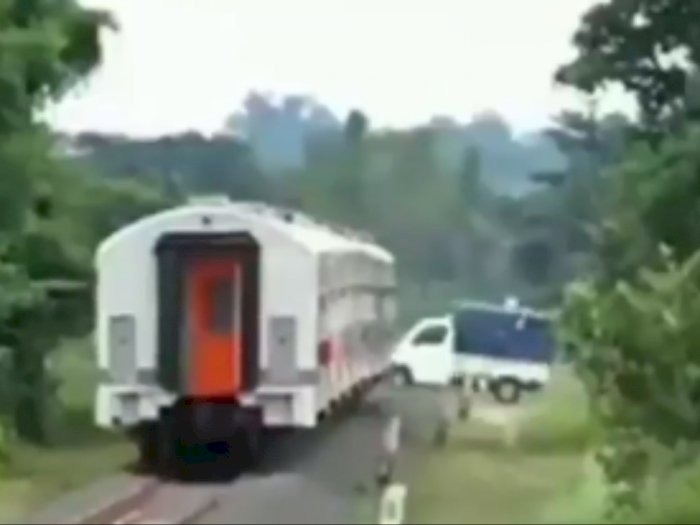 Detik-detik Kereta Api Tabrak Mobil Pick-up di Serang, Satu Orang Meninggal Dunia
