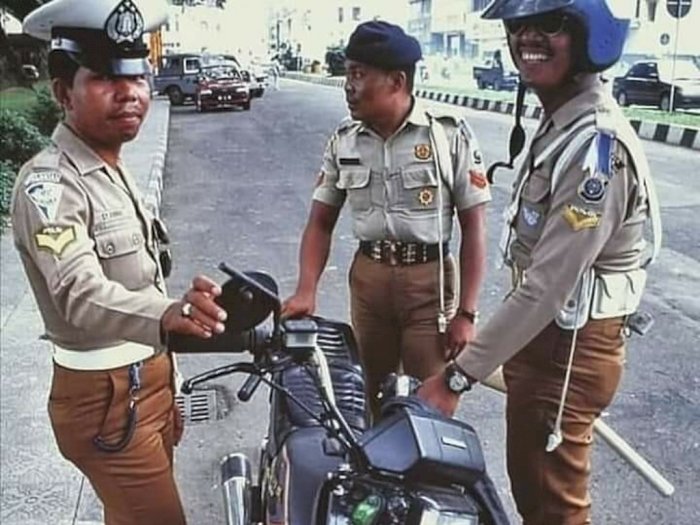 Potret Anggota Polisi di Tahun 1988, Celana Ketatnya Jadi Sorotan Netizen