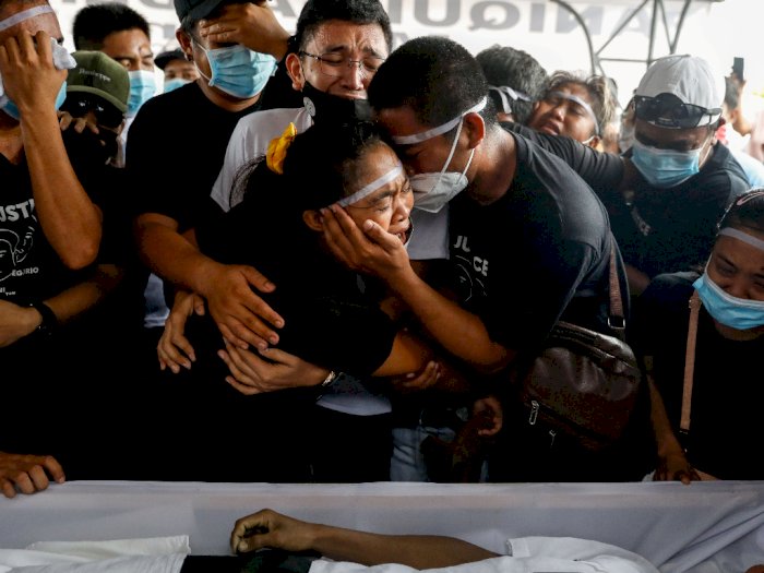 FOTO: Pemakaman Ibu dan Anak yang Ditembak Polisi di Filipina