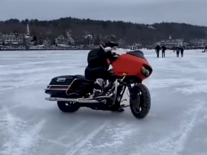 Melihat Aksi Drifting Motor Harley Davidson di Atas Sungai yang Membeku