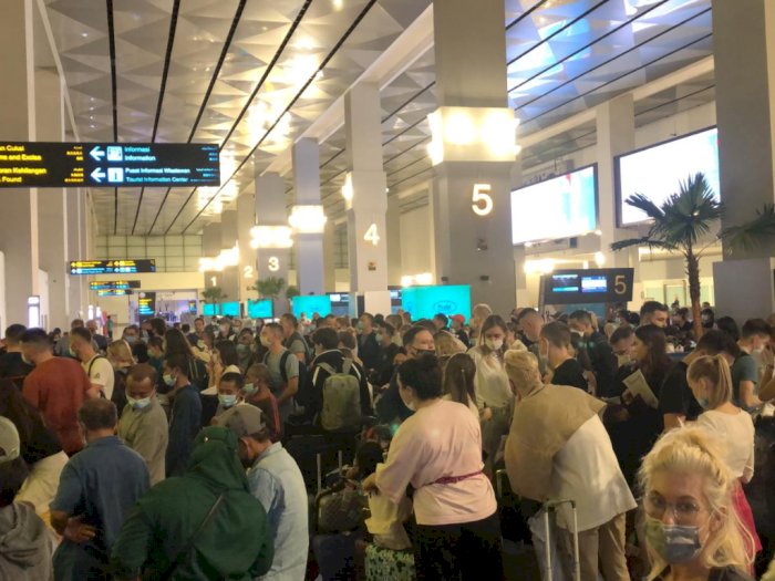 WNA Dilarang Masuk Indonesia Mulai 1 Januari, Bandara Soetta Malah Dipadati Bule