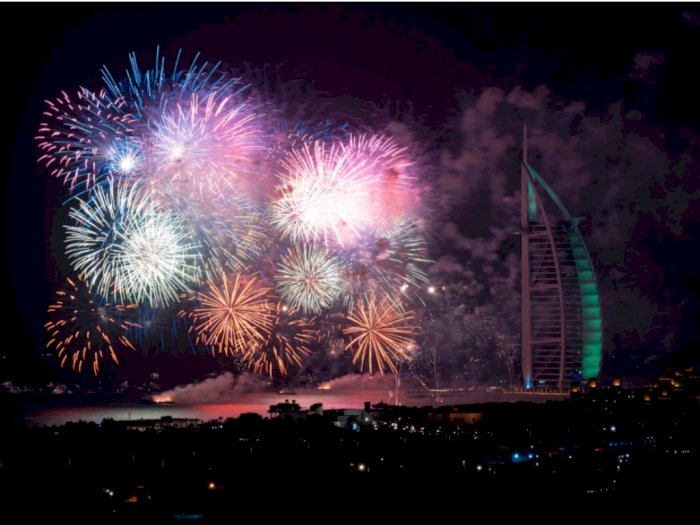 Meski Pandemi, Dubai Tetap Gelar Pesta Kembang Api dan Laser di Malam Tahun Baru