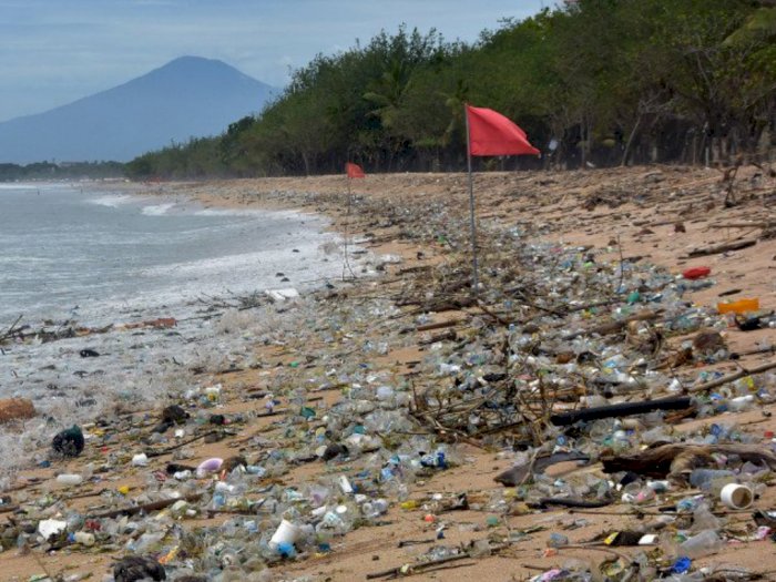 Miris di Awal Tahun 2021, 30 Ton Sampah Ada di Pantai Kuta Bali, 70 Persen Sampah Plastik