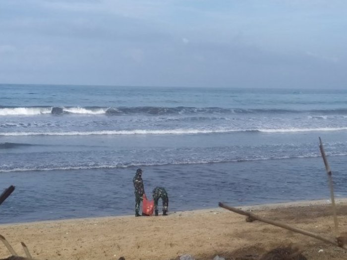 Banyak Sampah Bahayakan Wisatawan di Pantai Kuta, Prajurit TNI AL Ikut Membersihkan 