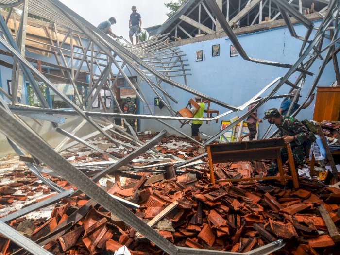 FOTO: Atap Sekolah Ambruk di Ciamis