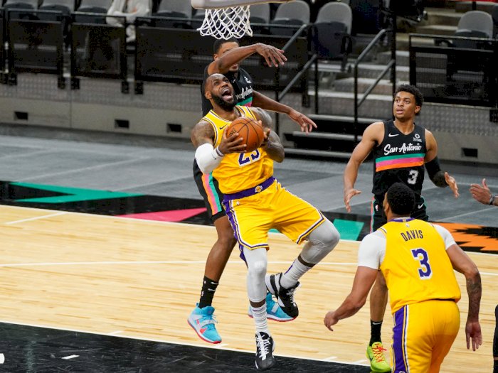 FOTO: Lakers Kembali Kalahkan Spurs 109-103